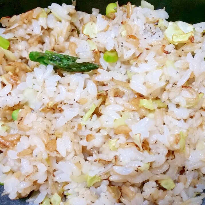 キャベツとアスパラとじゃこのチャーハン
